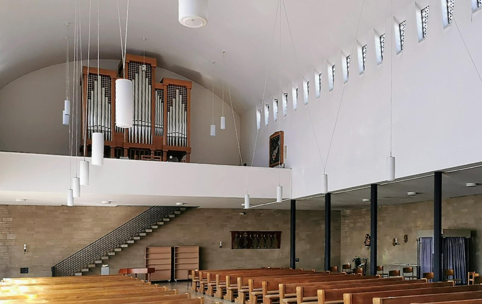 Blick auf die Orgel im Kirchenschiff