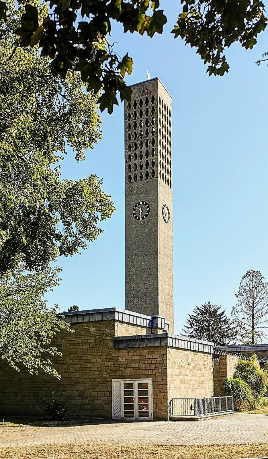 Schlanker Glockenturm von St. Josef Grevenbroich, oben perforiert