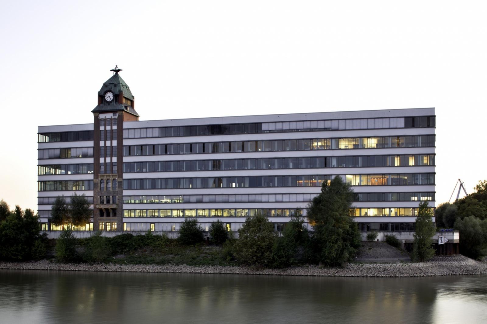 Bürogebäude Plange Mühle mit Uhrenturm
