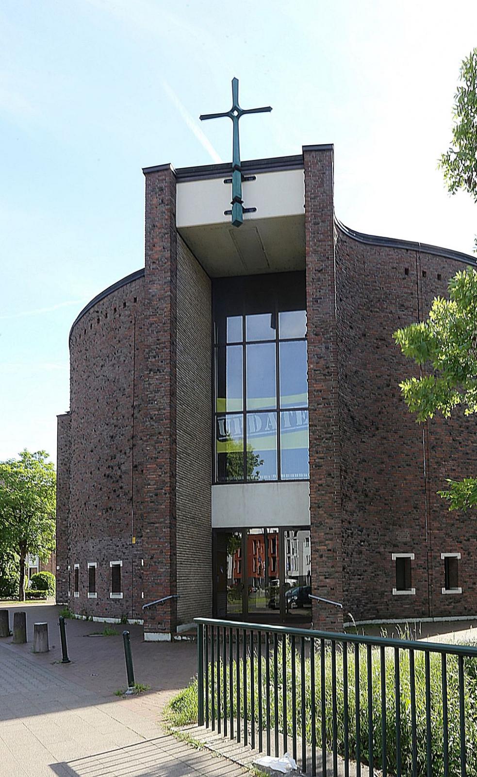 Franz-von-Sales-Kirche, Eingang