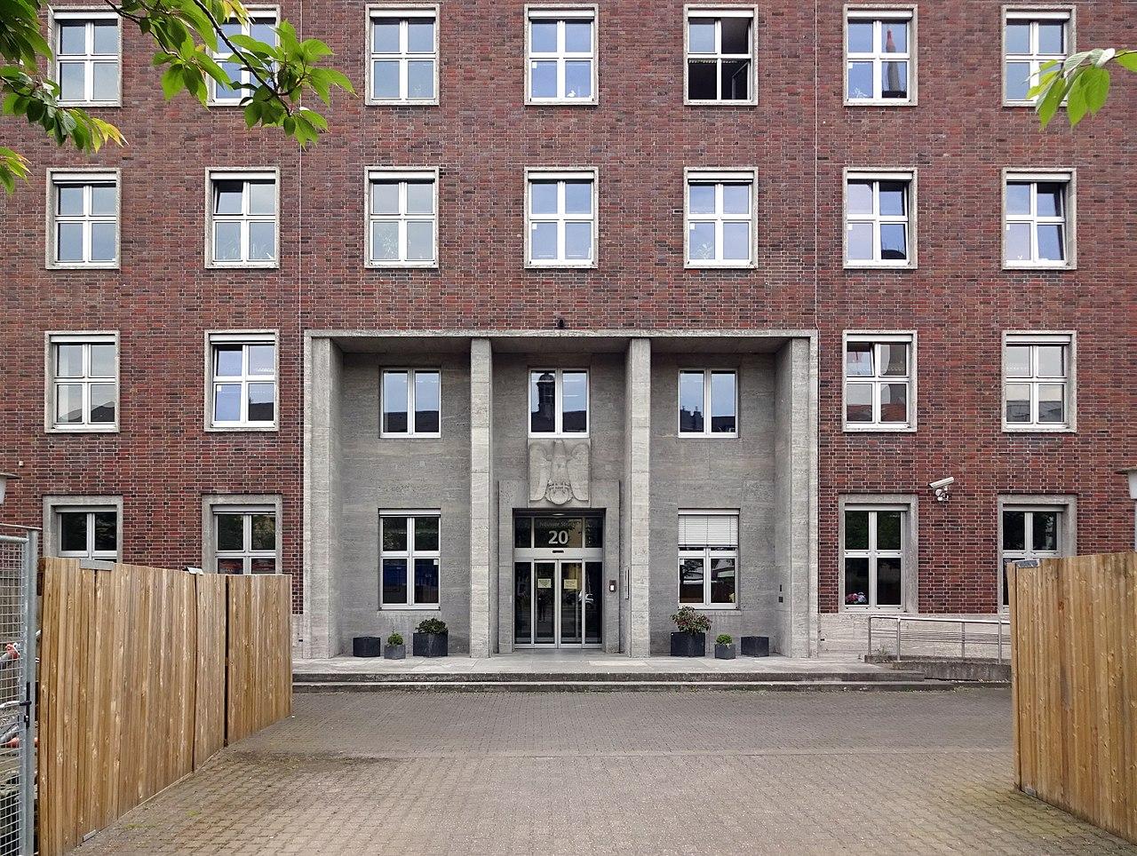 Ansicht Neusser Straße 20, Portal mit Adler