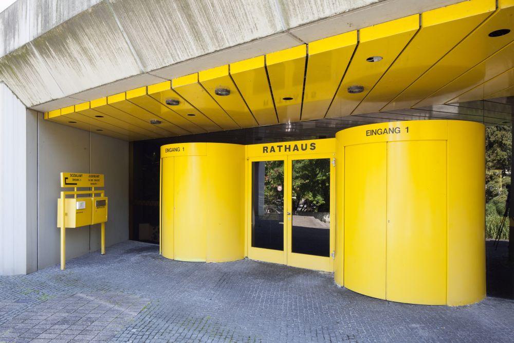 Rathaus Gronau, markanter gelber Eingangsbereich