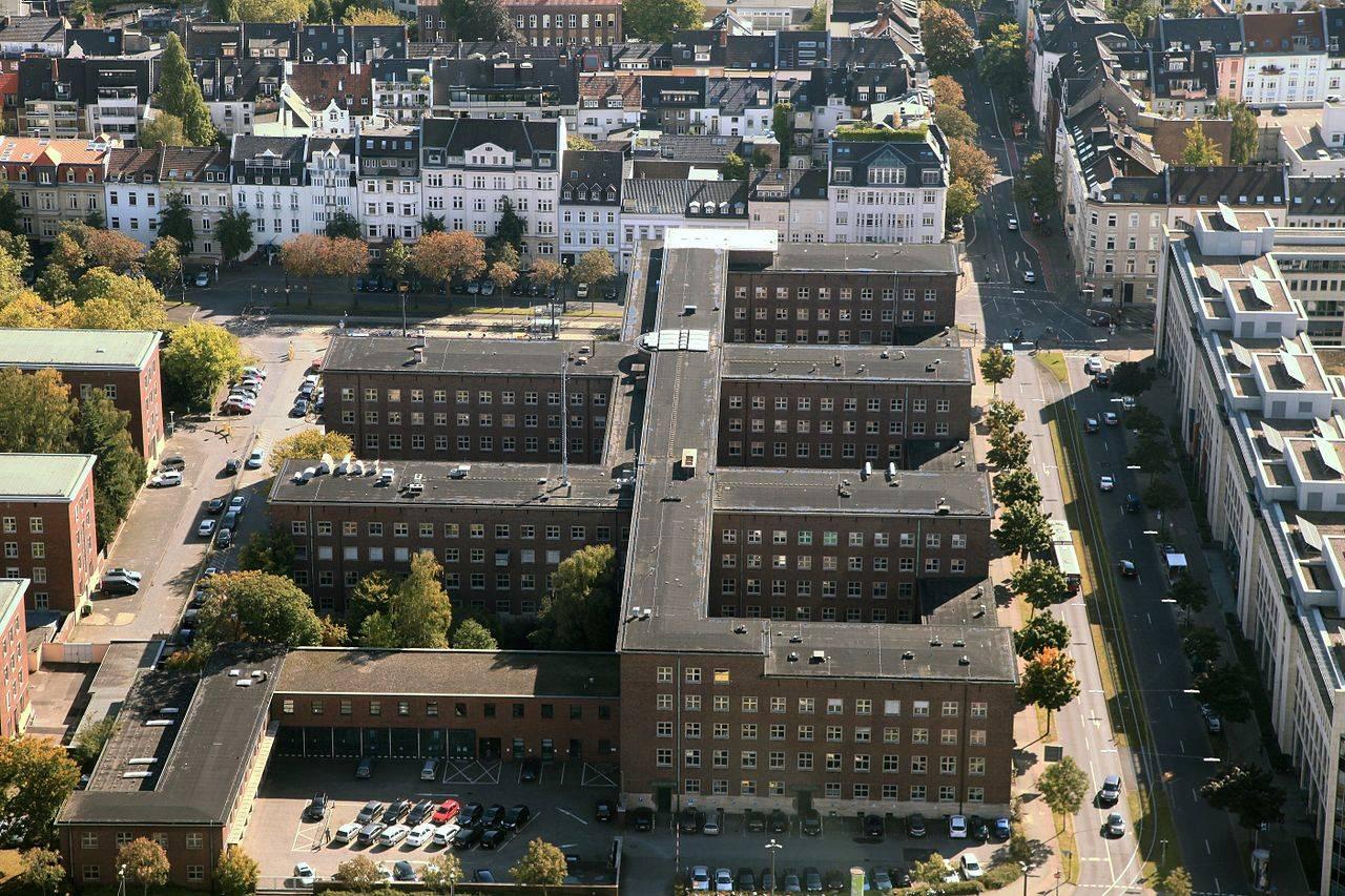 Blick vom Rheinturm auf das Polizeipräsidium Düsseldorf