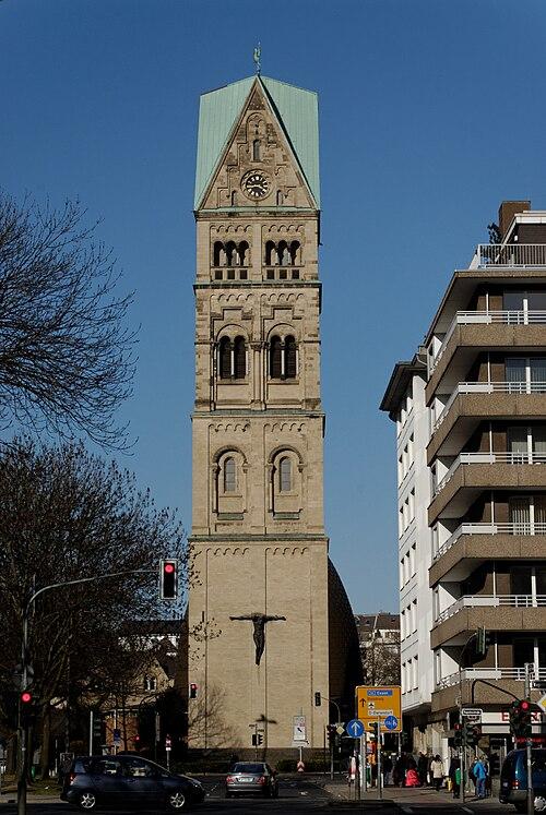 Frontansicht neuromanischer Kirchturm