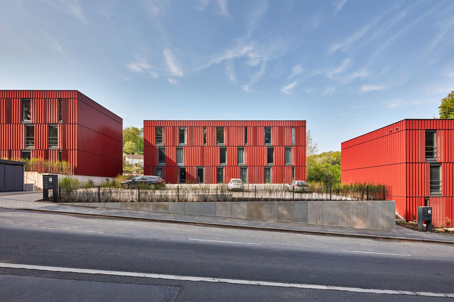 Variowohnungen Wuppertal, dreigeschossige Zeilenbauten mit roter Metallfassade