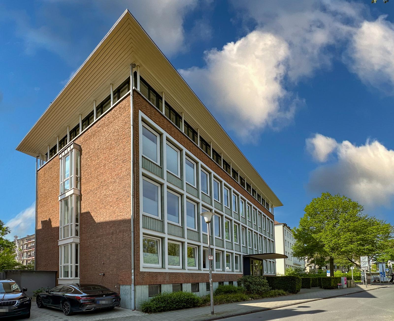 Straßenansicht des sanierten Bürogebäudes