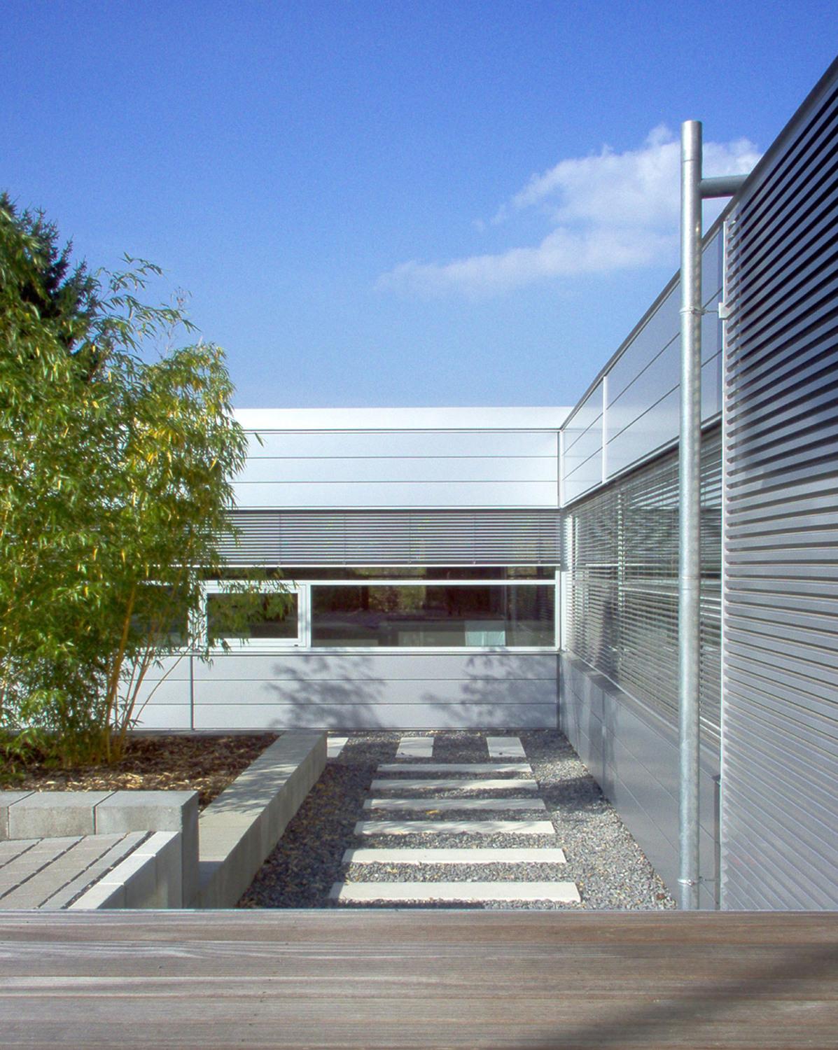Außenperspektive Innenhof Bösl Medizintechnik GmbH