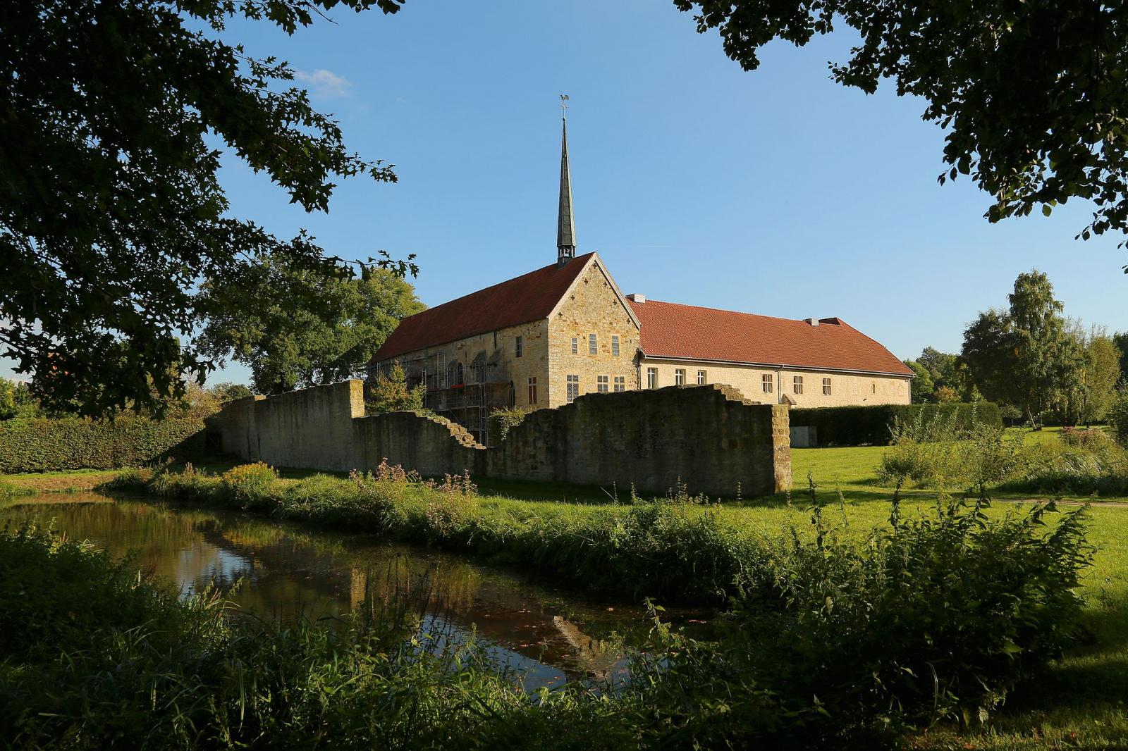 Das ehemalige Klostergebäude mit der Klosterkirche St. Bernhard und einem Teil der alten Klostermauer