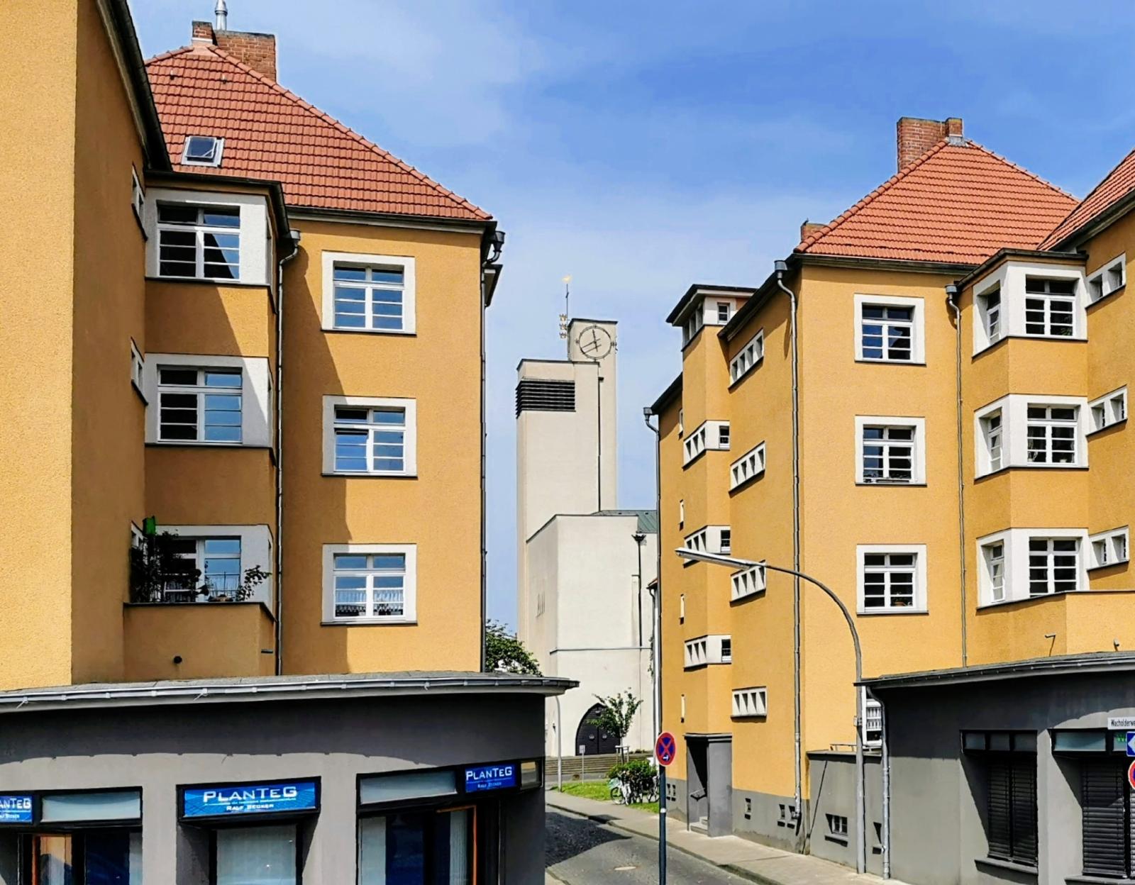 Wohnsiedlung Bickendorf II, Torsituation am Wacholderweg mit Kirche St. Dreikönigen