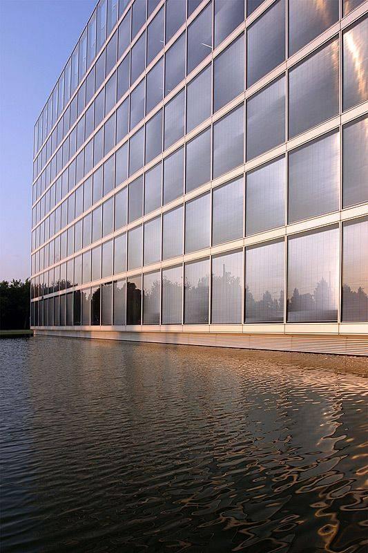Das Gebäude ist von einem Wasserbassin umgeben