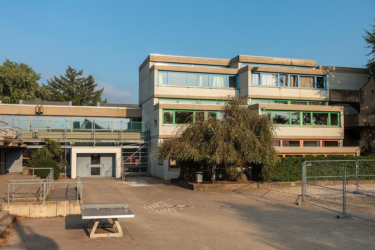 Realschule Lemgo, Haupteingang, gestaffelte Klassenräume