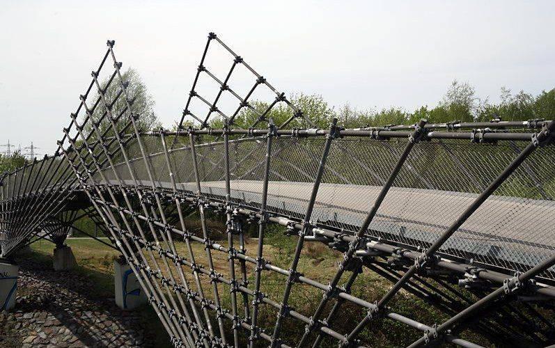 Fächerförmig angeordnete Rundstäbe bilden das Tragwerk