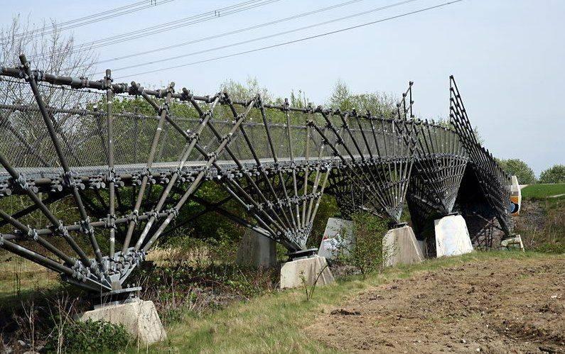 Seitliche Ansicht der Brücke