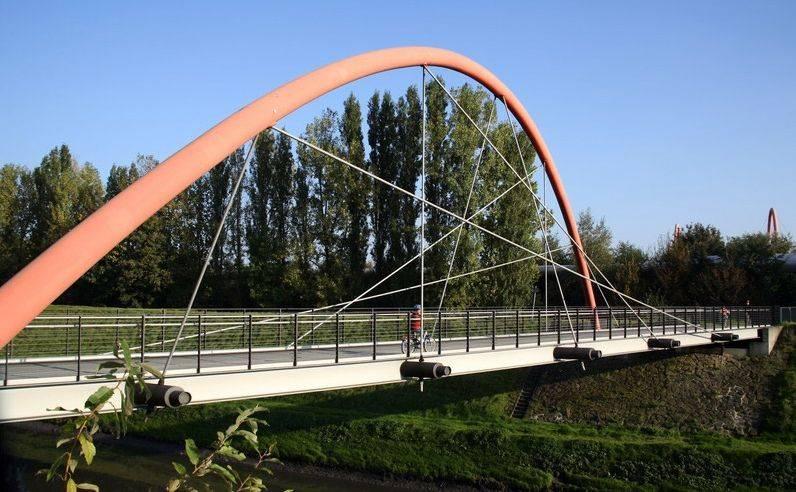 Einbogige Brücke über die Emscher