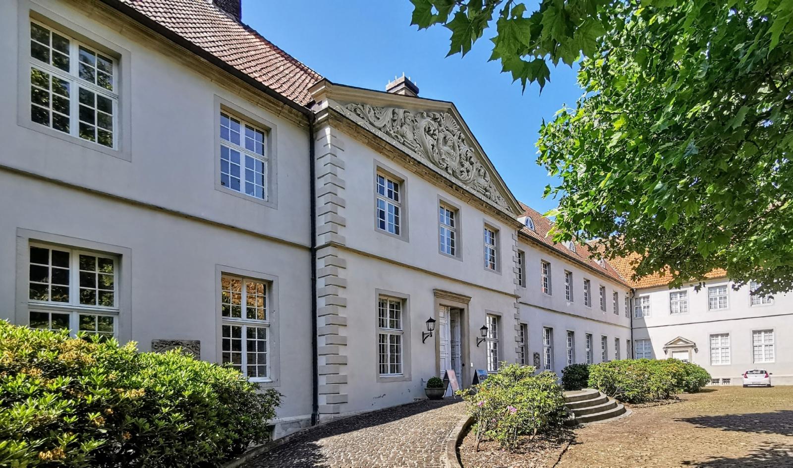 Hauptgebäude Innenhof, Mittelrisalit mit Ziergiebel