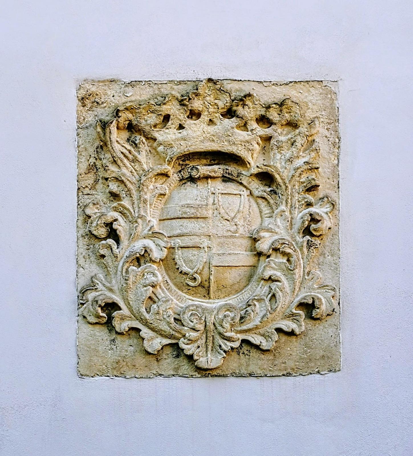 Wappen am Hauptportal des Innenhofs