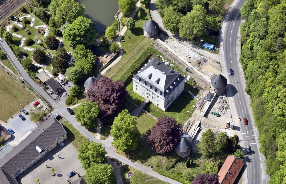 Luftaufnahme Herrenhaus und ehem. Geschütztürme