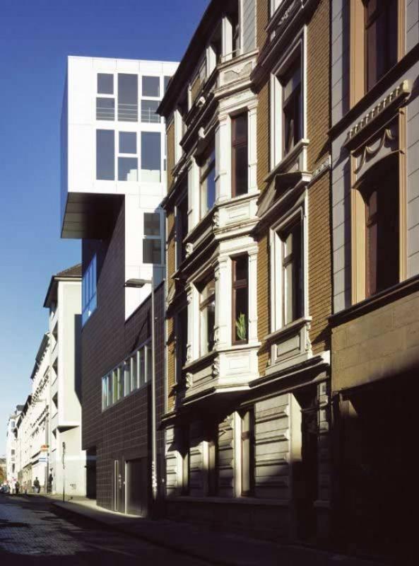 Der markante Aufbau ragt in die Domstraße