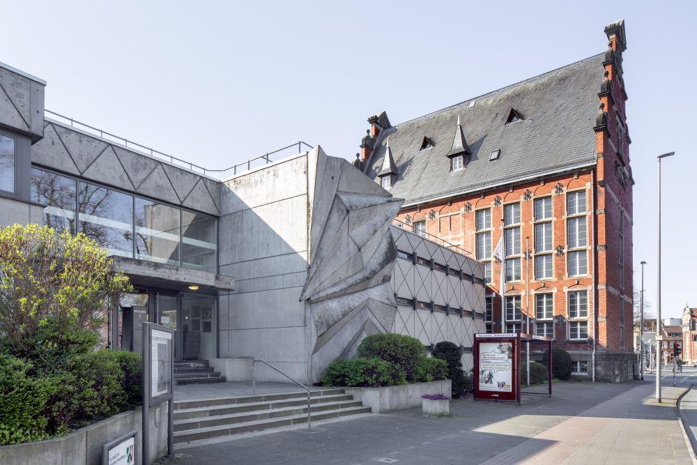 Erweiterungsbau von 1976 mit Eingangsplastik