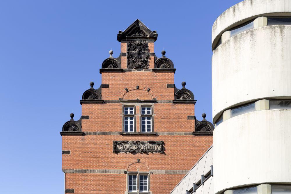 Detail Giebel Altbau mit Erweiterungsbau im Vordergrund