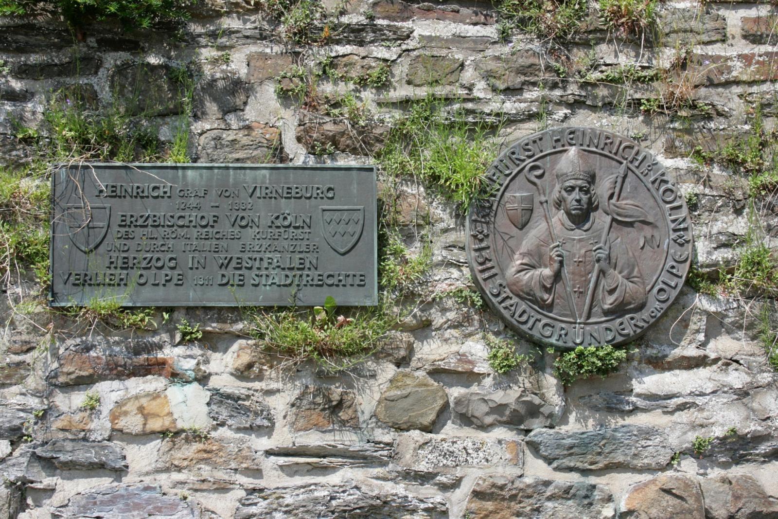 Tafeln an der südlichen Mauerseite 