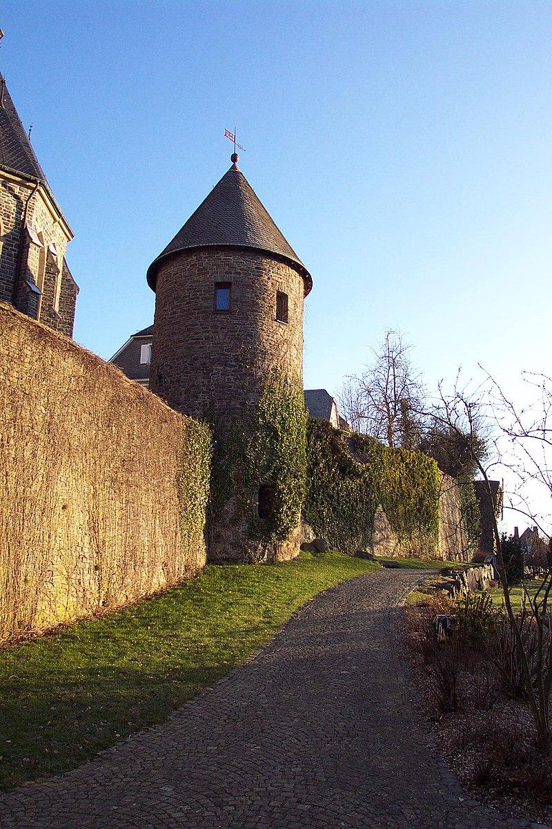 Engelsturm südlich der Kirche St. Martinus