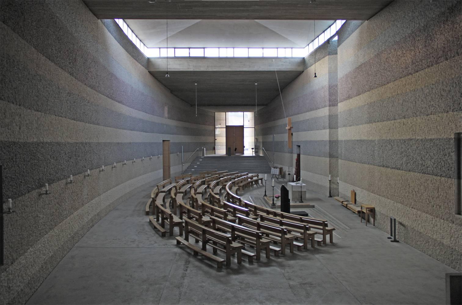 Innenansicht Kirchenraum mit Oberlicht