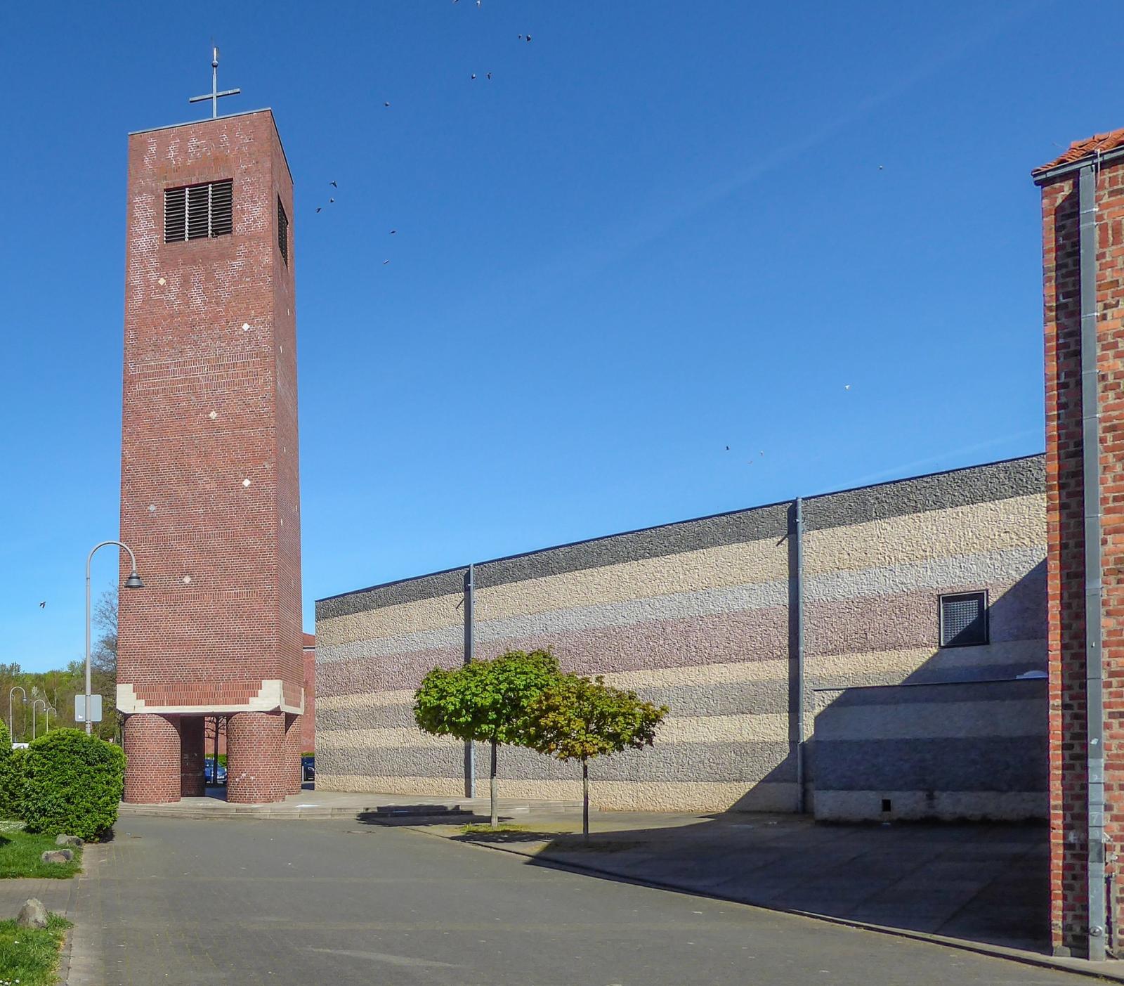 St. Katharina von Siena, Kirchturm und Kirchenschiff aus hellem Beton