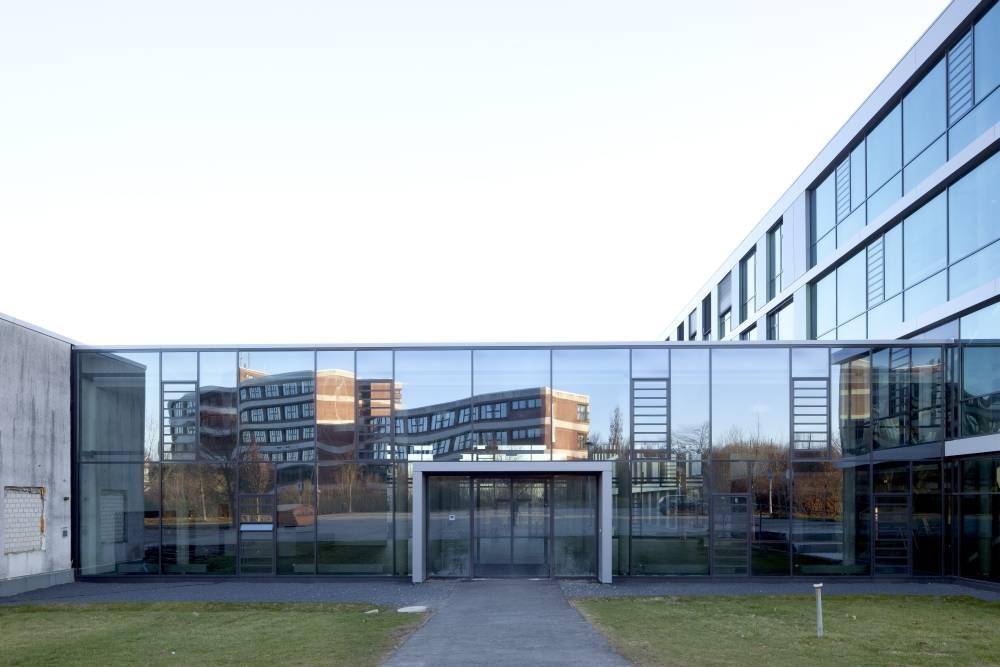 Verbindungsbau und Eingangsbereich der Fachhochschule