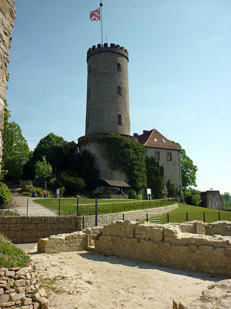 Bergfried mit Palas und Ausgrabungs-Bereich