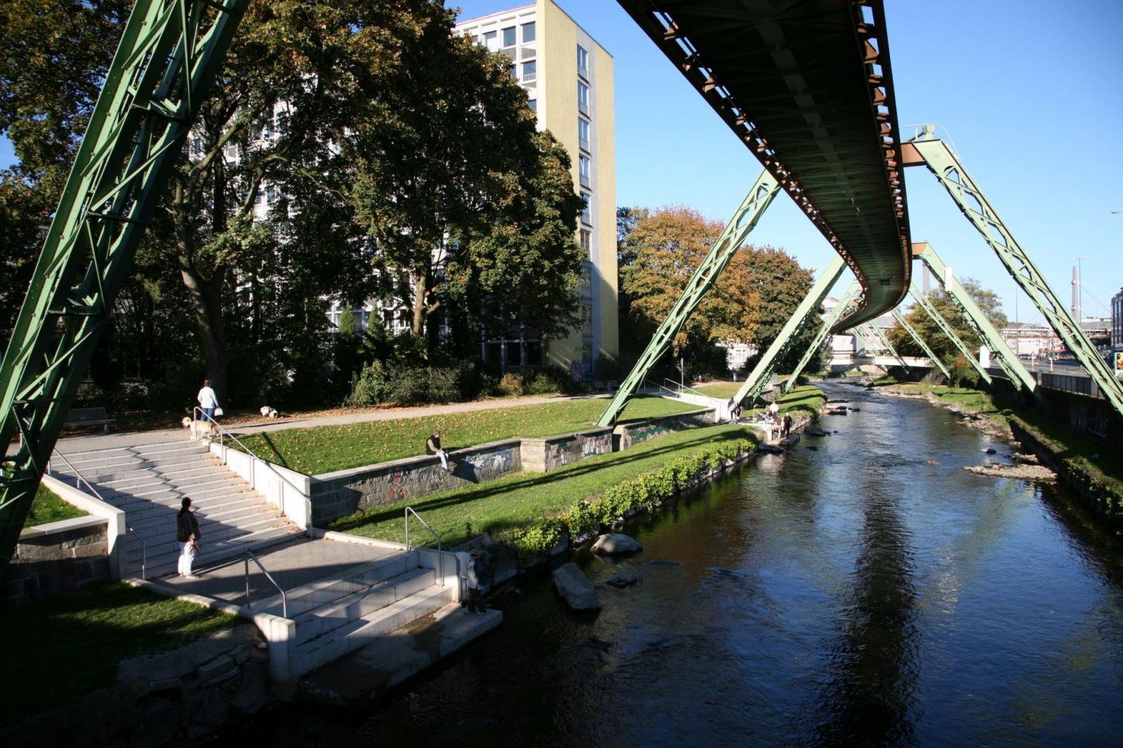 Treppenläufe zum Fluss am Beer-Sheva-Ufer