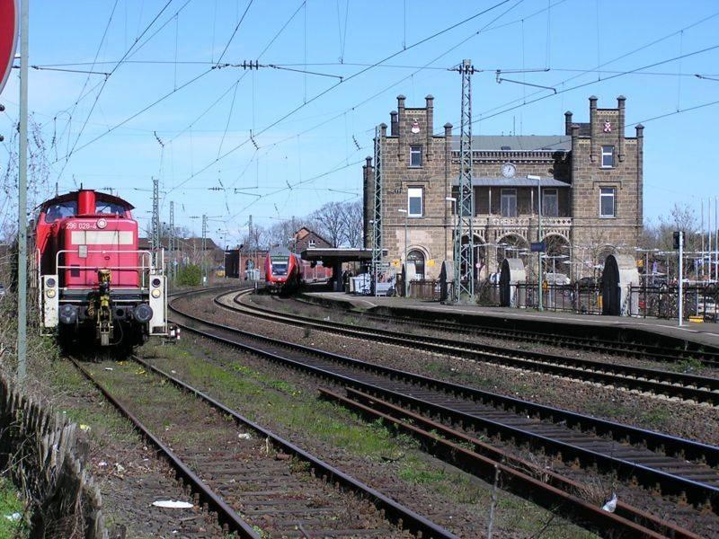 Blick von den Schienen auf den Bahnhof Minden