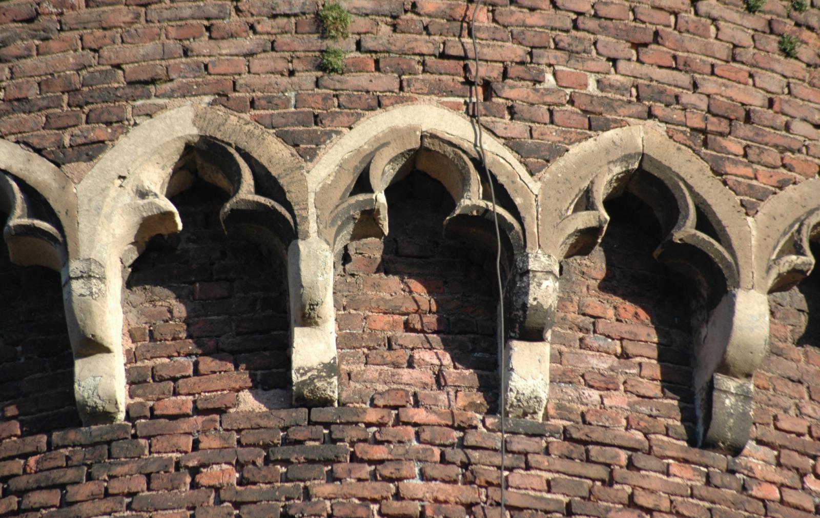 Kranzgesims am Turm