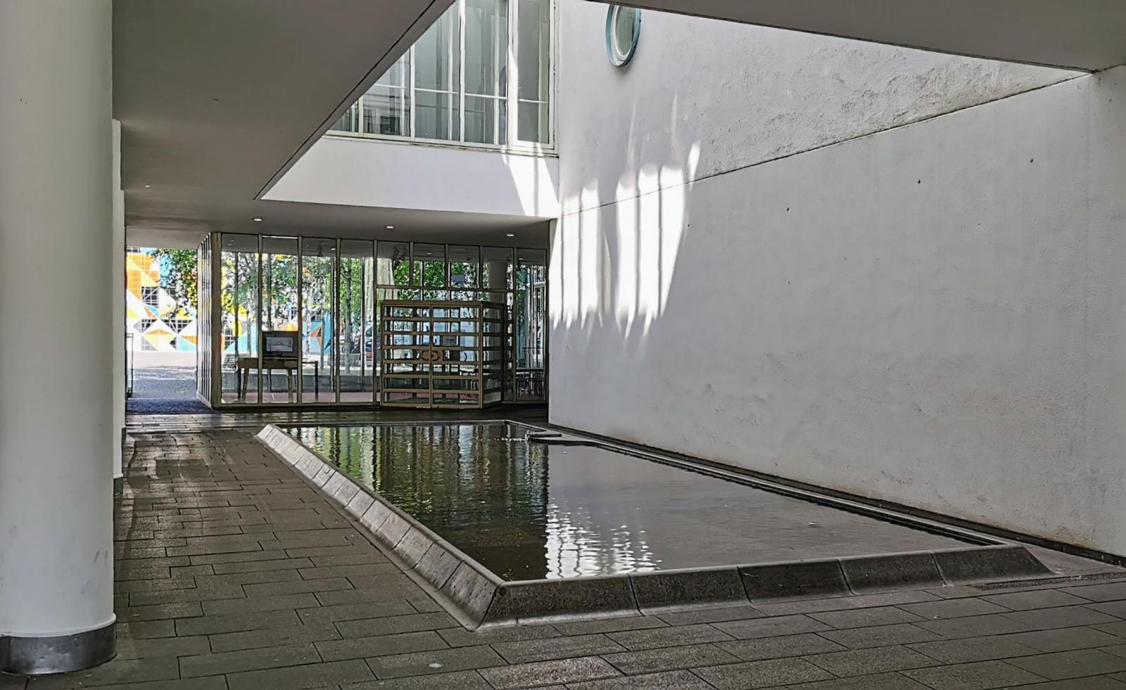 Wasserbecken unter Luftraum