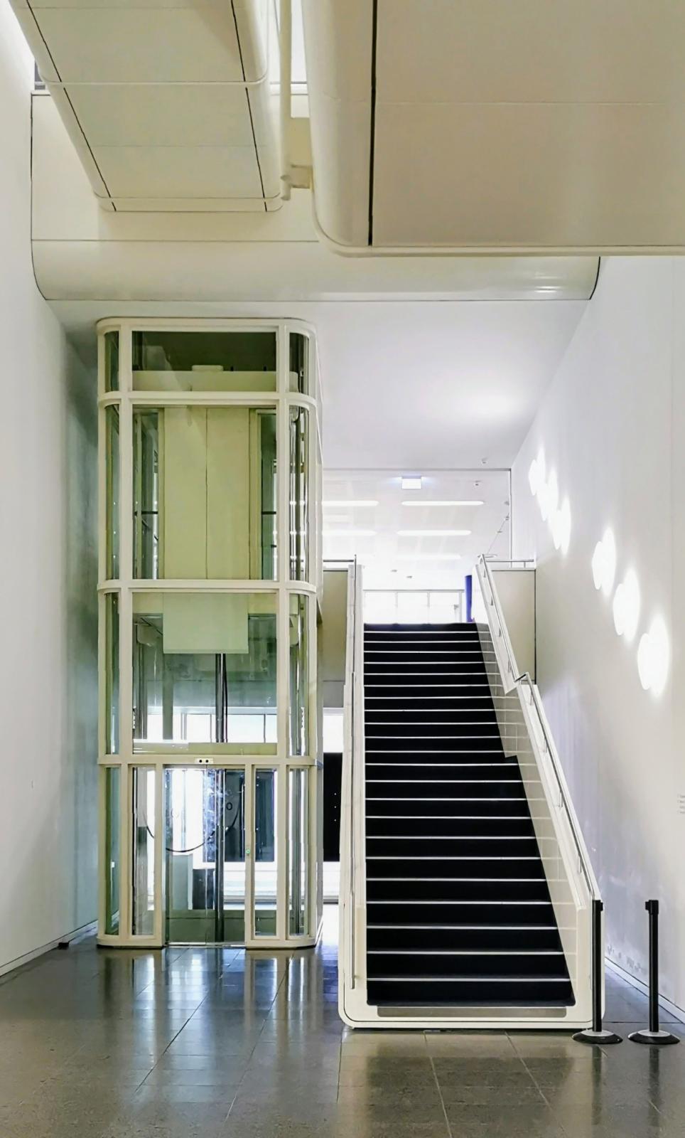 Innenansicht mit Treppe und Aufzug