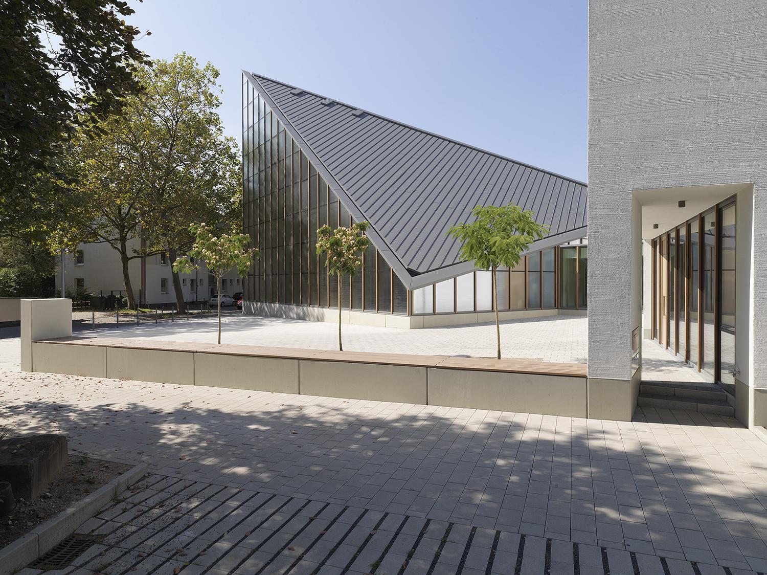 Vorplatz der Kirche und des Gemeindezentrums