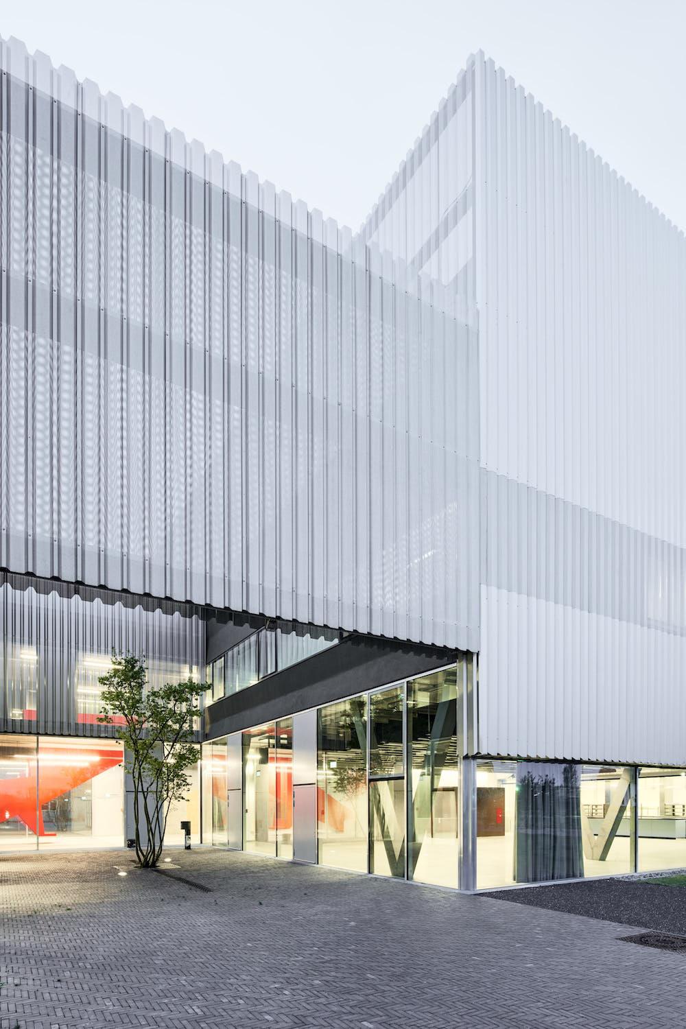 Außenperspektive, transluzente Fassade mit Höhenstaffelung