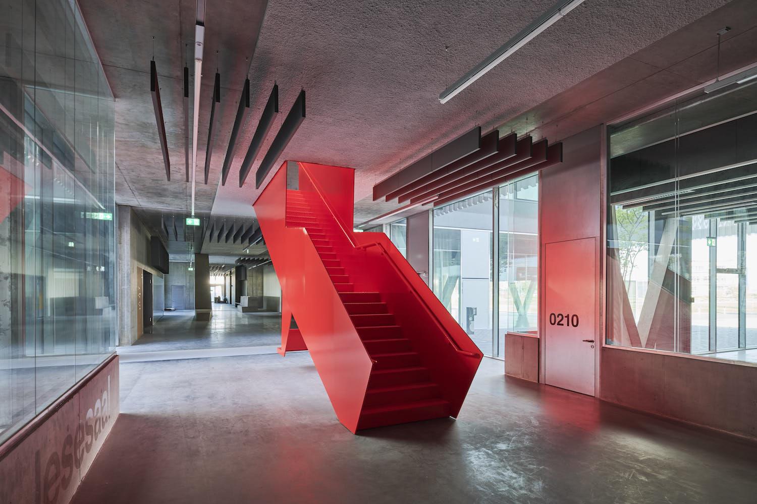 Haupterschließung, Farbakzente der Treppe