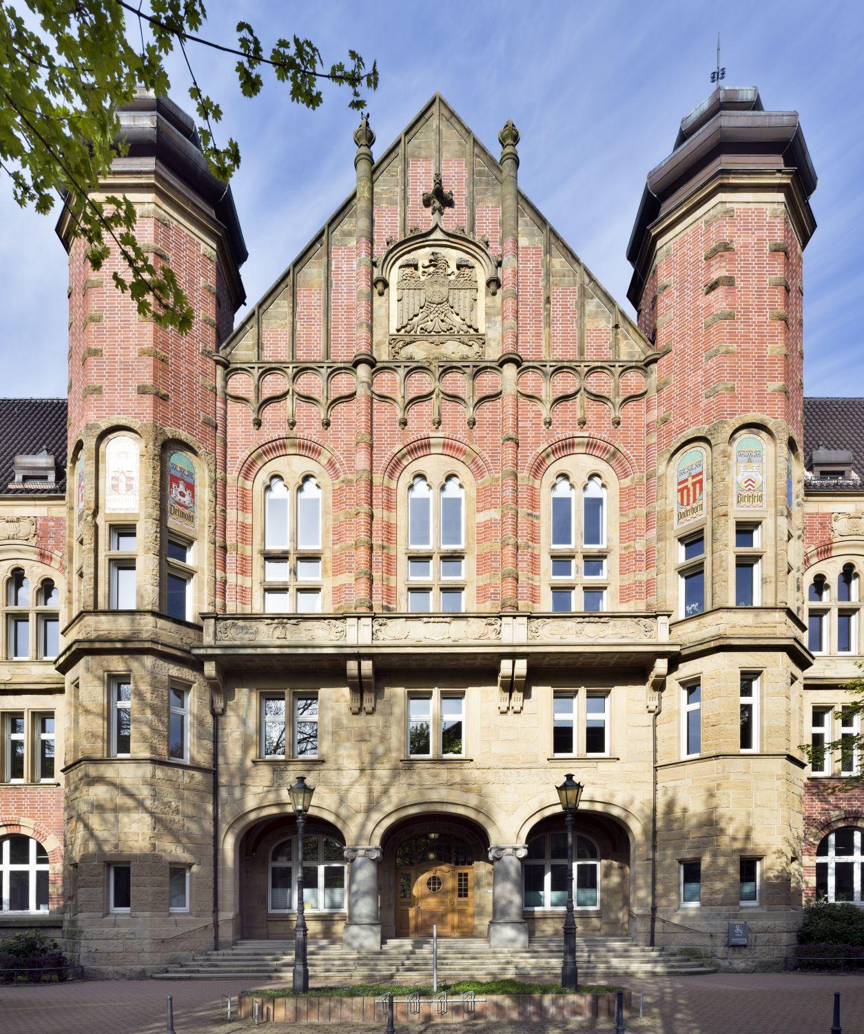 Hauptfassade an der Heidestraße