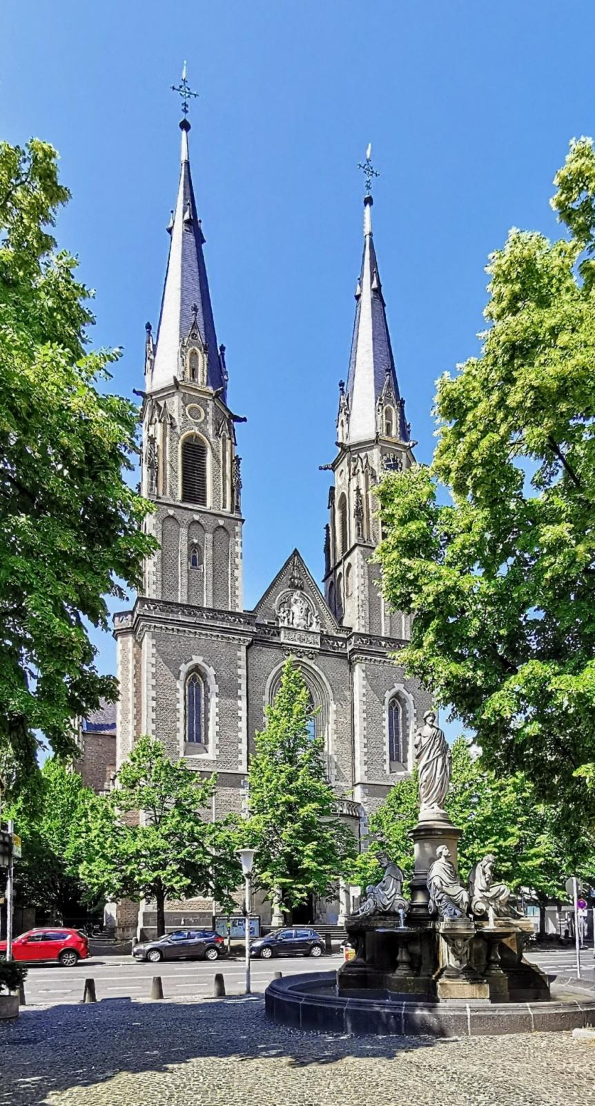 Nordostansicht mit Christusbrunnen