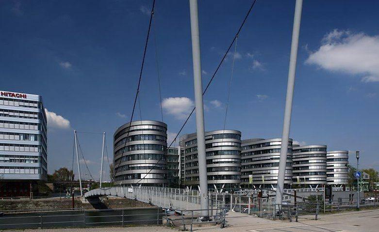 Brücke mit dem Bürogebäude Five Boats im Hintergrund