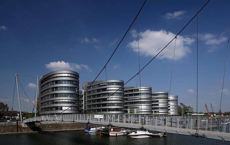 Brücke mit dem Bürogebäude Five Boats im Hintergrund