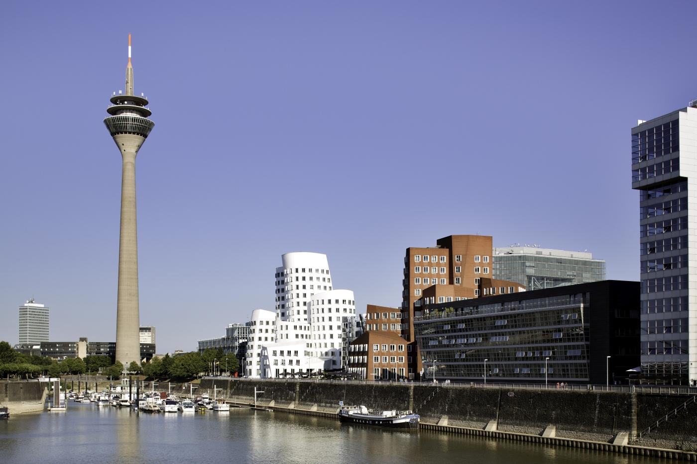 Blick auf den Rheinturm und die Gehry-Bauten
