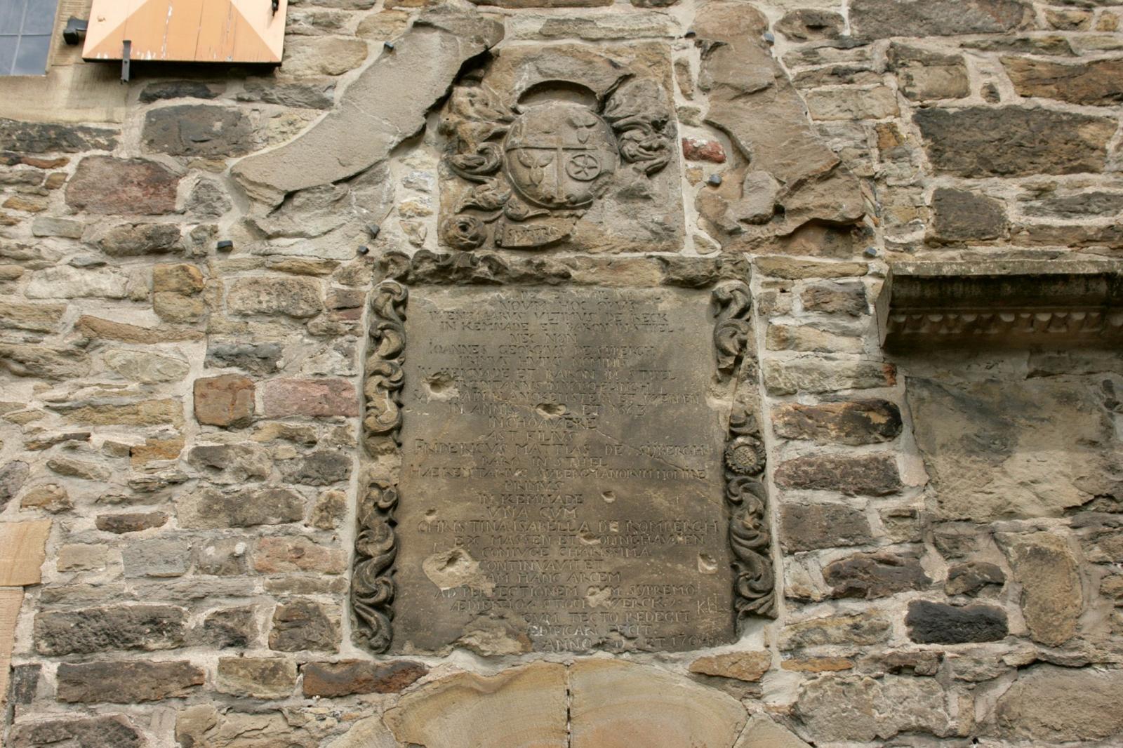 Inschrift und Wappen über dem Portal