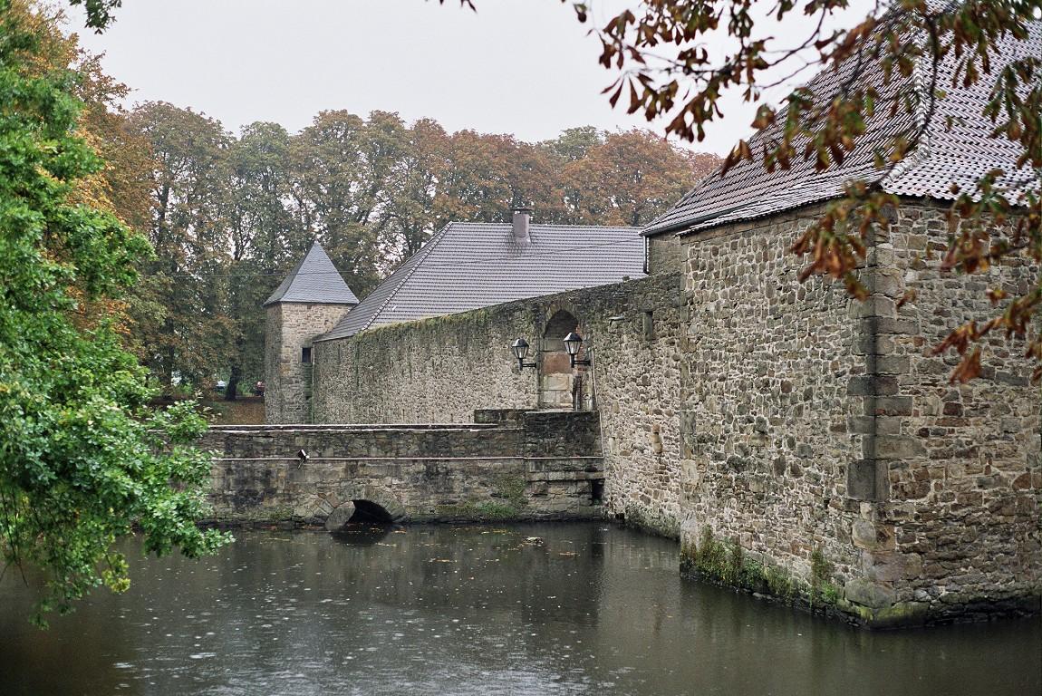 Westseite mit Brücke zum Hauptportal