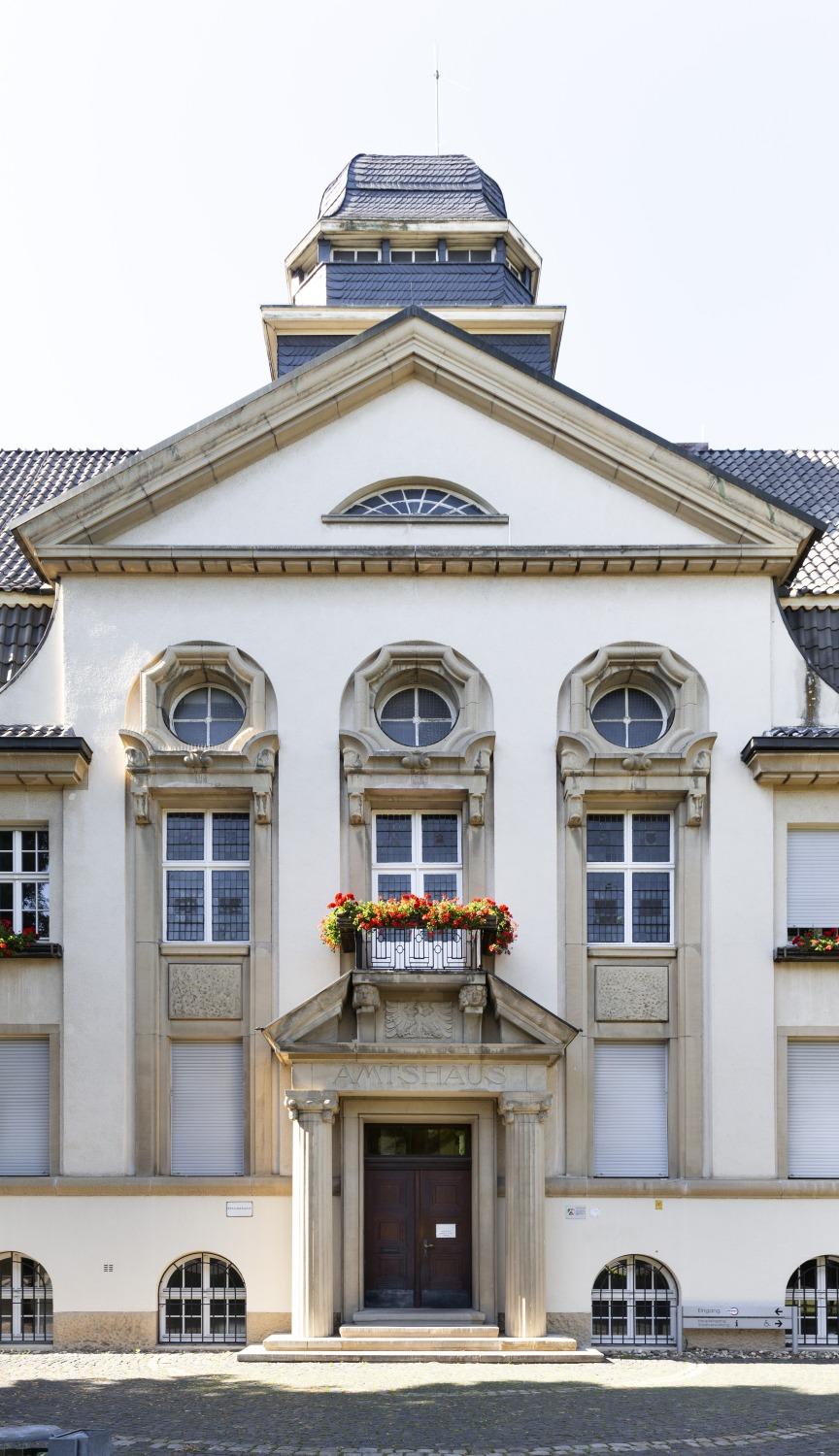 Mittelrisalit mit Dreiecksgiebel