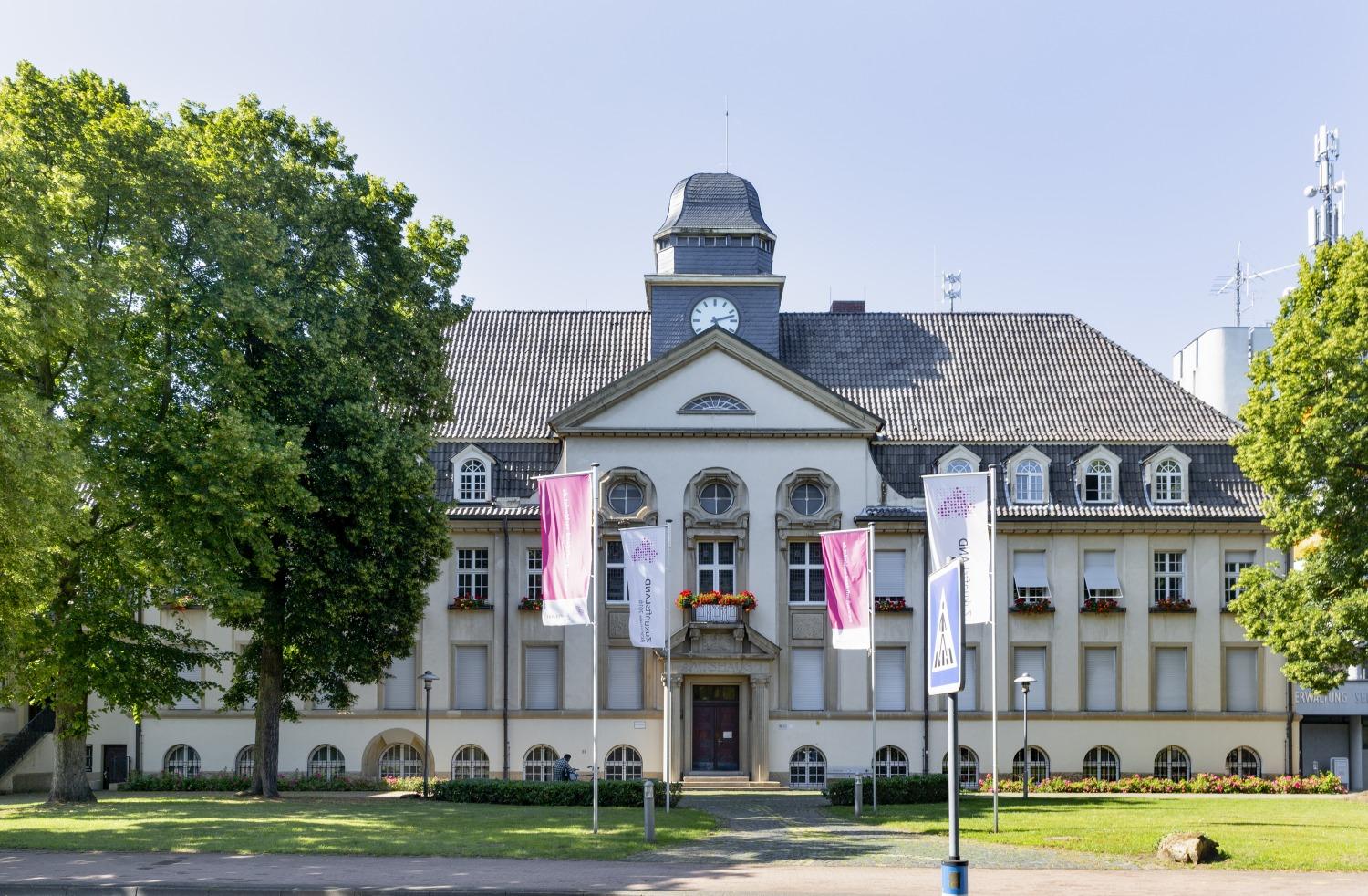 Südseite mit der Hauptfassade des Amtshauses