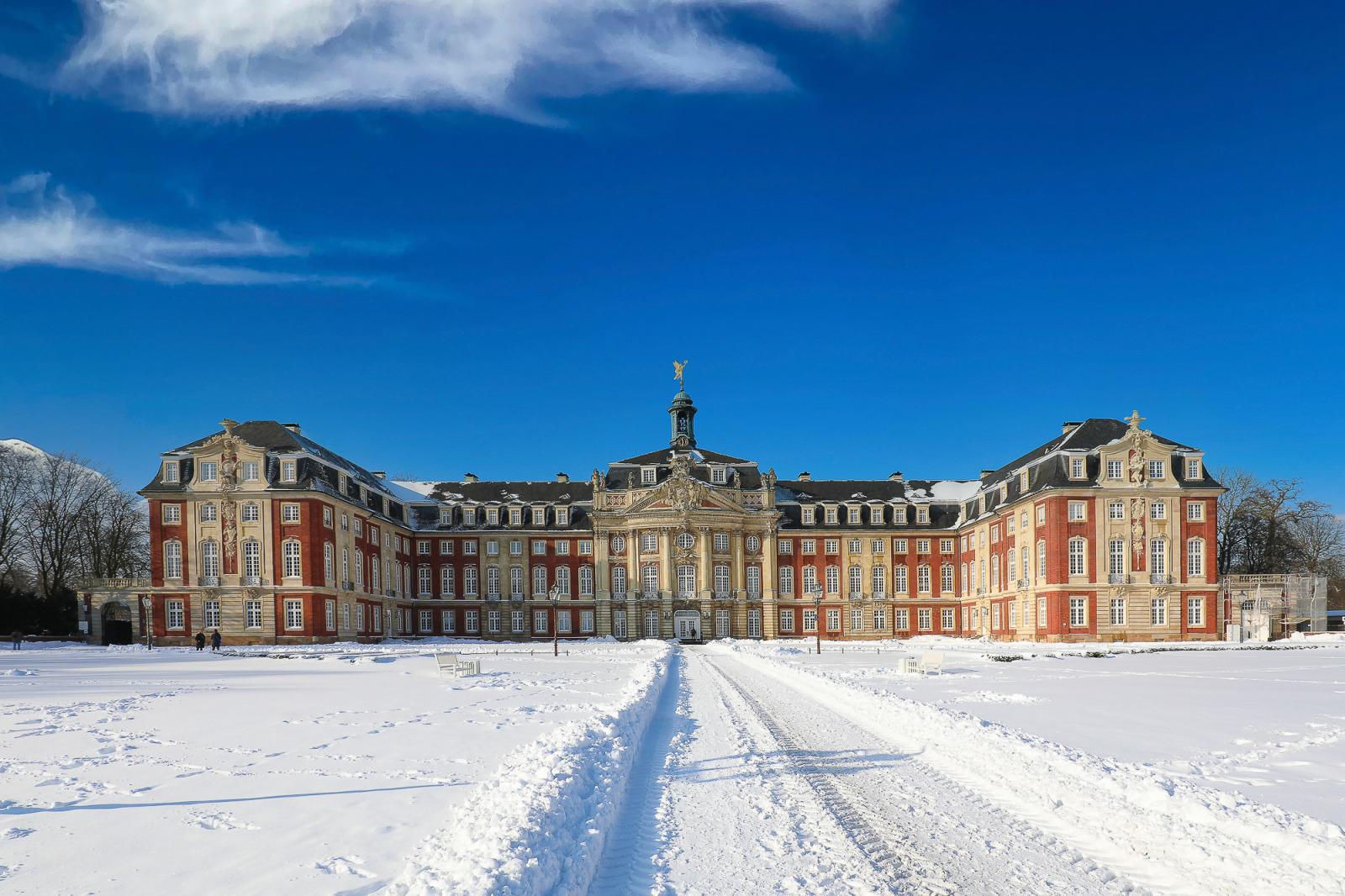 Schloss Münster, Ansicht im Schnee