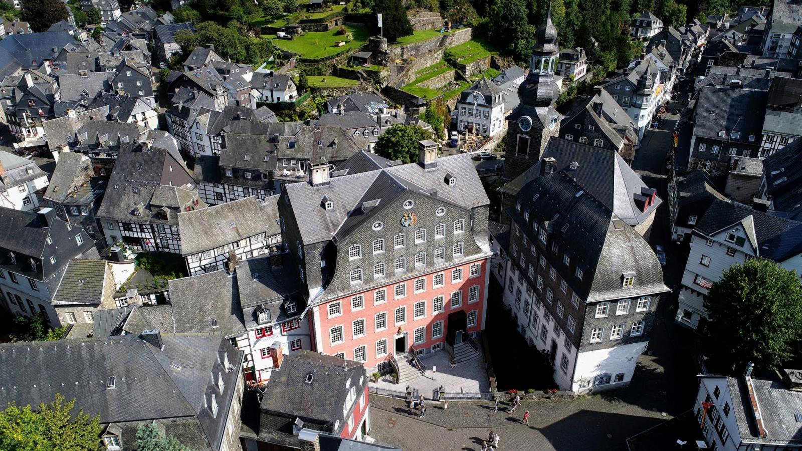 Rotes Haus in Monschau von oben