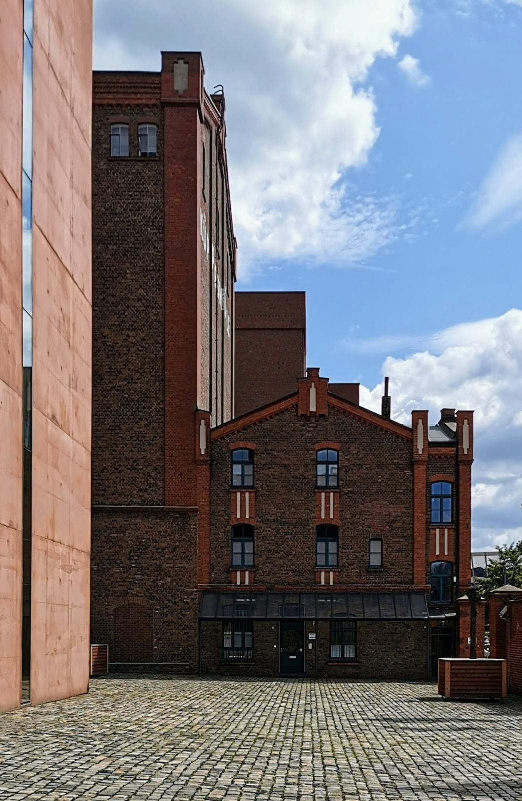 Vorplatz Museum Küppersmühle mit neuem Treppenhaus von 1999